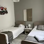 F8 2, Private Two Single Beds Shared Bathroom In Shared Flat 홈스테이 음시다