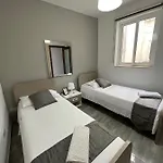 F8 2, Private Two Single Beds Shared Bathroom In Shared Flat 홈스테이