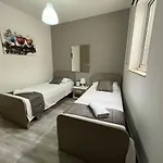 홈스테이 F8 2, Private Two Single Beds Shared Bathroom In Shared Flat 음시다