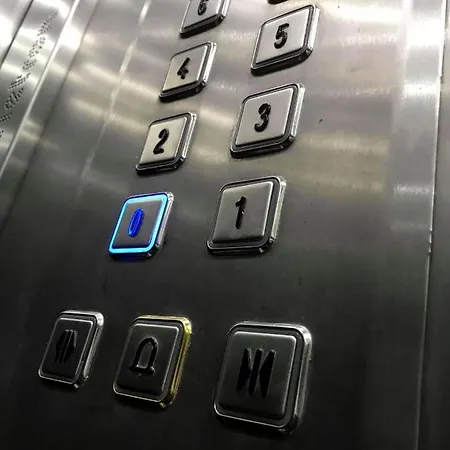 Séjour chez l'habitant F8 2, Private Two Single Beds Shared Bathroom In Shared Flat *