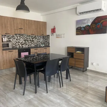F8 2, Private Two Single Beds Shared Bathroom In Shared Flat *