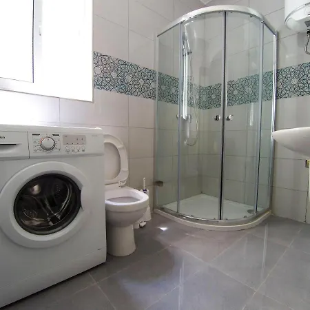 F8 2, Private Two Single Beds Shared Bathroom In Shared Flat * Msida