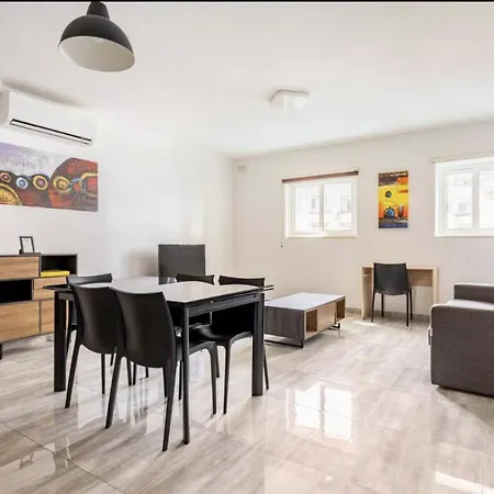 F8 2, Private Two Single Beds Shared Bathroom In Shared Flat منزل للإقامة *