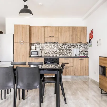 Séjour chez l'habitant F8 2, Private Two Single Beds Shared Bathroom In Shared Flat *