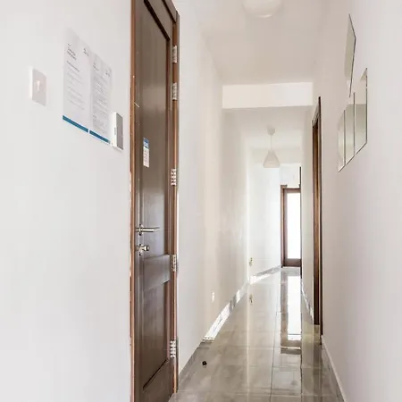Quarto em Acomodações Particulares F8 2, Private Two Single Beds Shared Bathroom In Shared Flat