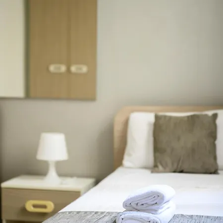 F8 2, Private Two Single Beds Shared Bathroom In Shared Flat Msida