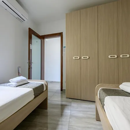 F8 2, Private Two Single Beds Shared Bathroom In Shared Flat