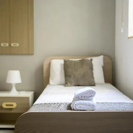 F8 2, Private Two Single Beds Shared Bathroom In Shared Flat Séjour chez l'habitant