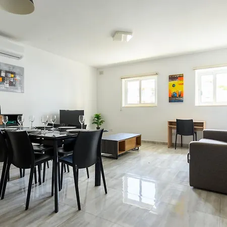 F8 2, Private Two Single Beds Shared Bathroom In Shared Flat Séjour chez l'habitant *