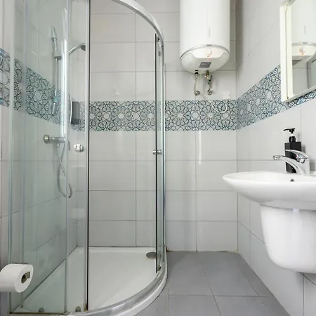 F8 2, Private Two Single Beds Shared Bathroom In Shared Flat * Msida