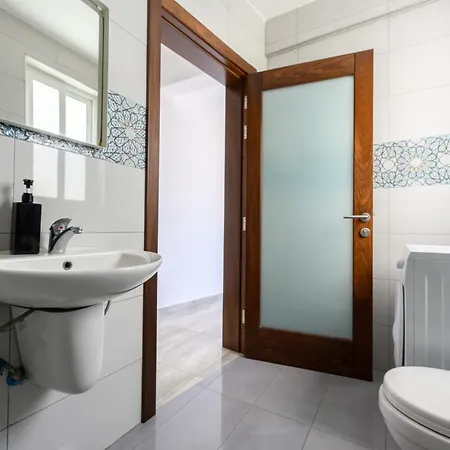 F8 2, Private Two Single Beds Shared Bathroom In Shared Flat