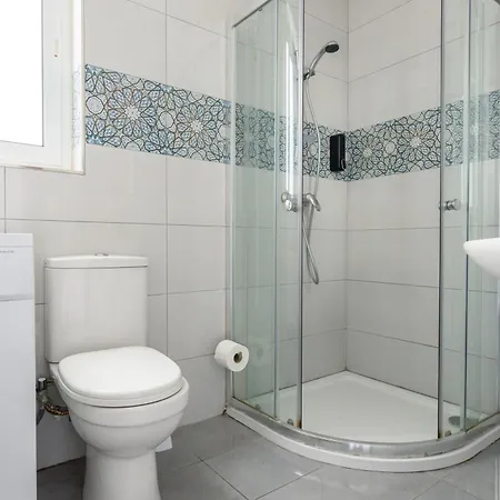 F8 2, Private Two Single Beds Shared Bathroom In Shared Flat Séjour chez l'habitant *