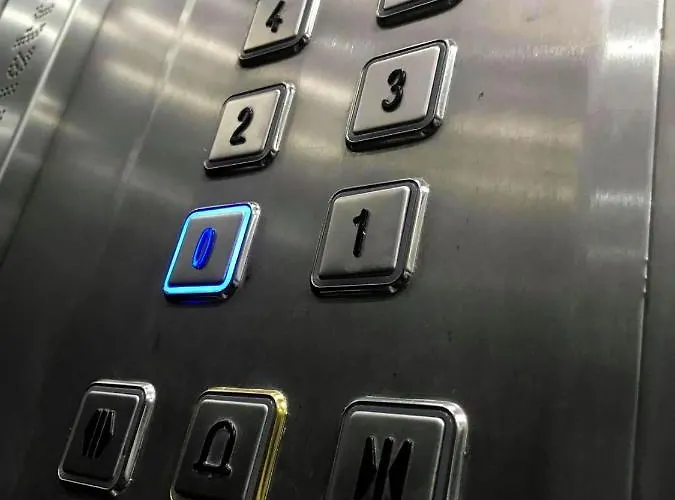 Homestay F8 2, Private Two Single Beds Shared Bathroom In Shared Flat *