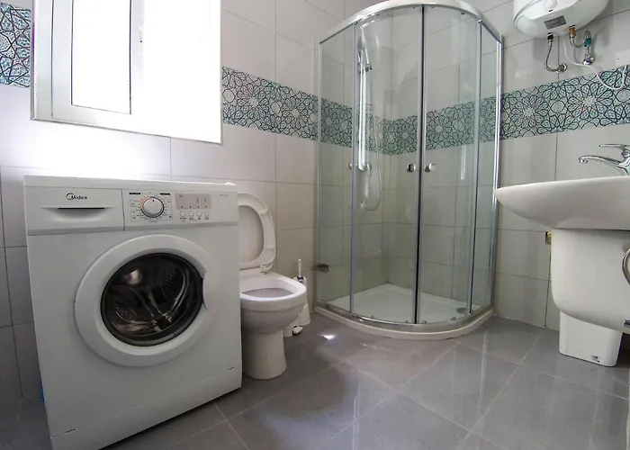 F8 2, Private Two Single Beds Shared Bathroom In Shared Flat * Msida