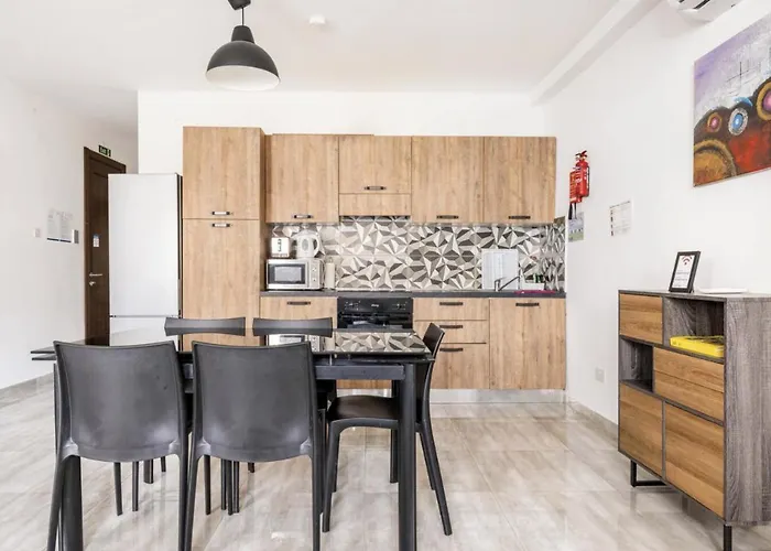 Homestay F8 2, Private Two Single Beds Shared Bathroom In Shared Flat *