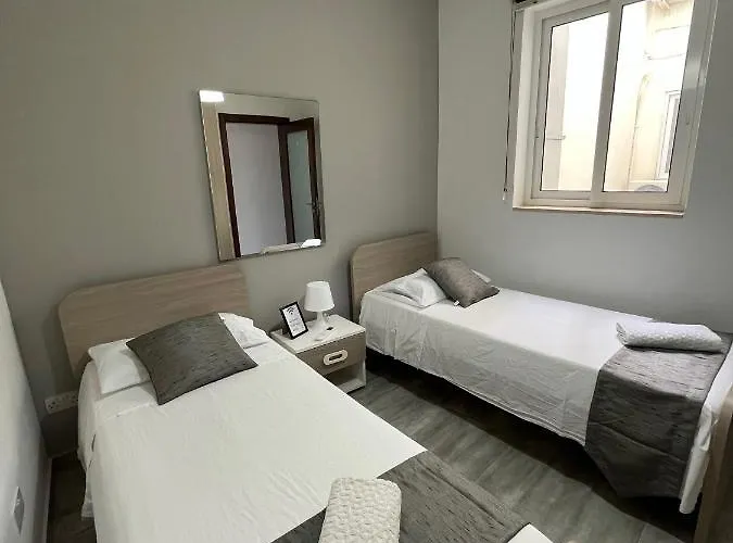 F8 2, Private Two Single Beds Shared Bathroom In Shared Flat Homestay