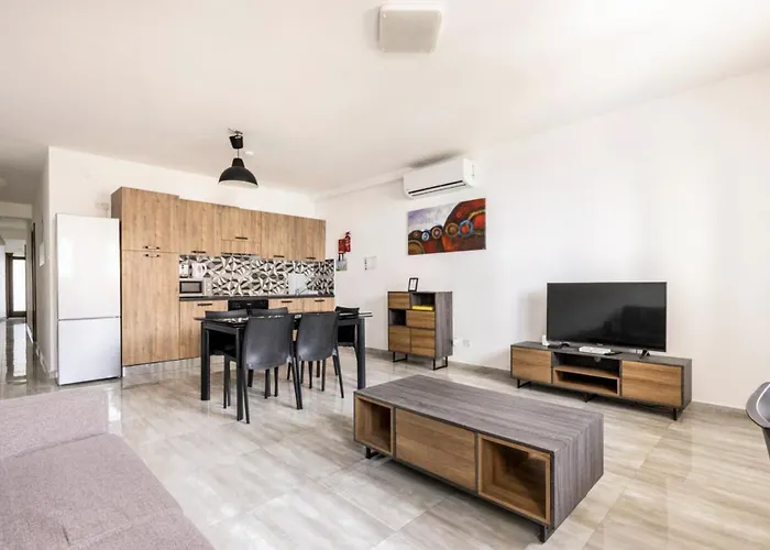 Homestay F8 2, Private Two Single Beds Shared Bathroom In Shared Flat